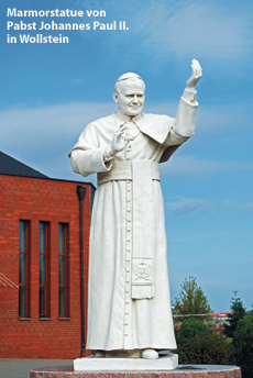 St. Josef-Kirche mit Marmorstatue Johannes Paul II