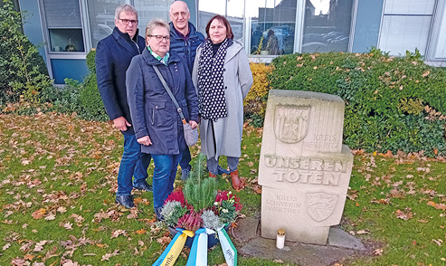 Kranzniederlegung vor dem Kreishaus Paderborn 2017