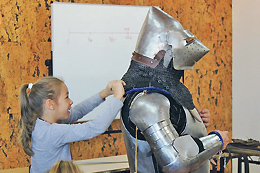 Ein Ritter zu Besuch in der Schule von Betsche