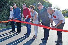 Wischen bei Meseritz – renovierte Straße, die durch das Stadtzentrum zum Friedhof führt, wiedereröffnet. 