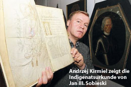 Andrzej Kirmiel zeigt die Indigenatsurkunde von Jan III. Sobieski