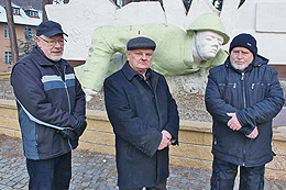 Bewohner werden das Denkmal des Funkers im Regenwurmlager 
					gegen die Entkommunisierung verteidigen. 