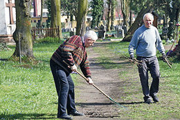 Frühlingsaufräumen auf dem alten katholischen Friedhof Meseritz 2019