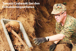 Tomasz Czabanski (Pomost) bei Exhumierungsarbeiten