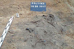 Politzig: Exhumierung der sterblichen Überreste
					eines deutschen Soldaten durch POMOST