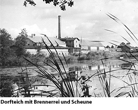 Gutshaus Muchocin - Dorfteich mit Brennerrei und Scheune