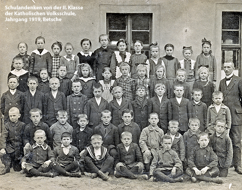 Schulandenken von der II. Klasse der Katholischen Volksschule, Jahrgang 1919, Betsche